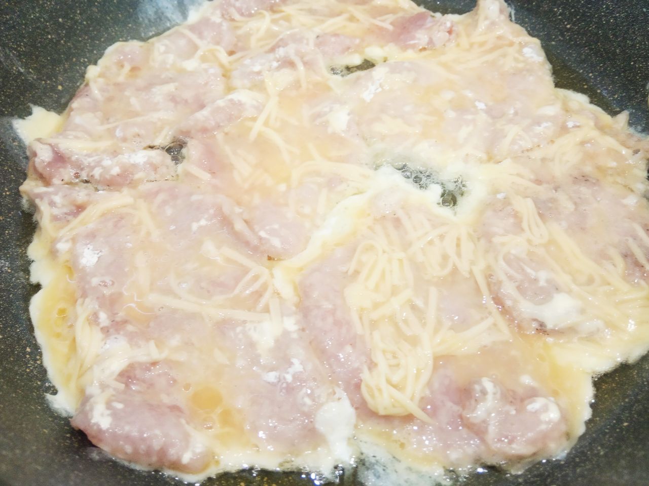 Отбивные  из свинины в кляре из яиц и сыра, вкусные и сытные: Укладываем отбивные на сковороду, накрываем крышкой и обжариваем на слабом огне до готовности.
