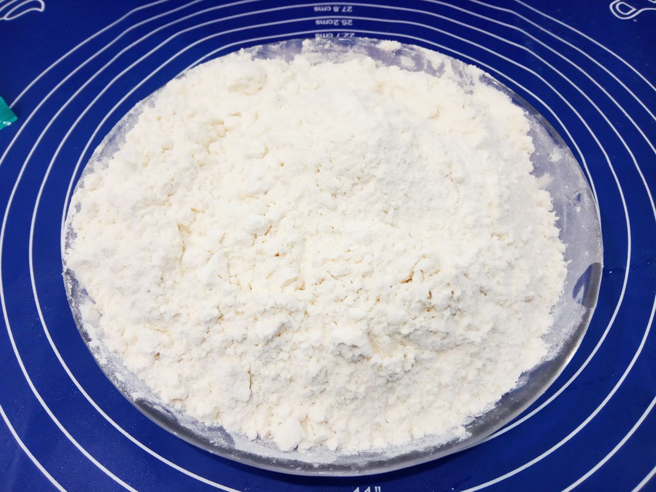 Булочки с начинкой из яблок и мака: В муку добавляем соль, перемешиваем и просеиваем через мелкое сито.