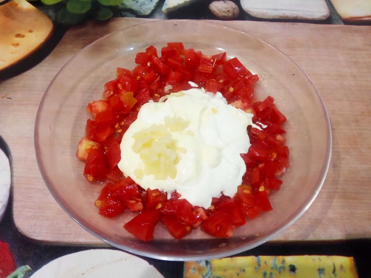 Запеченные баклажаны с фаршем, помидорами и сыром, в духовке: Соединяем сметану, майонез, чеснок и кубики помидоров, солим по вкусу и перемешиваем.