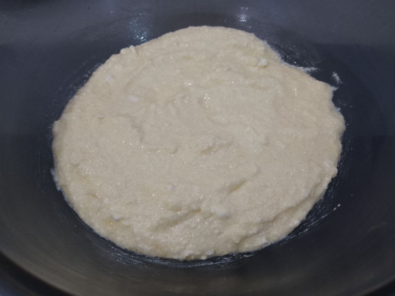 Домашнее печенье из творога и рисовой муки, с начинкой из вареного сгущенного молока: Добавляем яйца, сахар и ванильный сахар, тщательно размешиваем.