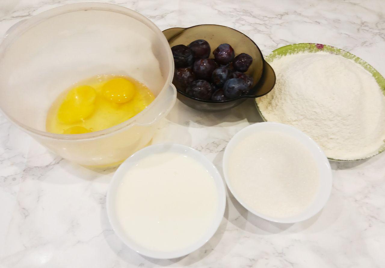 Простой рецепт вкусного пирога на кефире со сливами