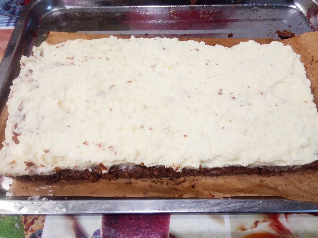 Шоколадные пирожные с кремом из манной крупы и сливочного масла: Нижнюю часть бисквита смазываем кремом, не большую часть крема оставляем для смазывания верней части. Поверх