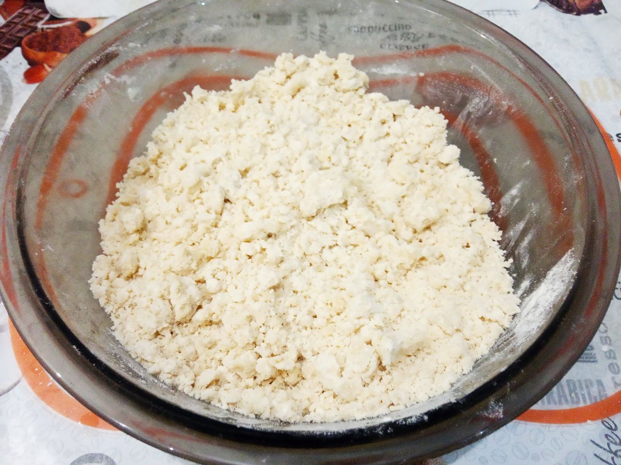 Простой рецепт песочного домашнего печенья, просто и вкусно: Добавляем растительное масло и размягченное сливочное масло в муку, хорошо растираем в крошку.