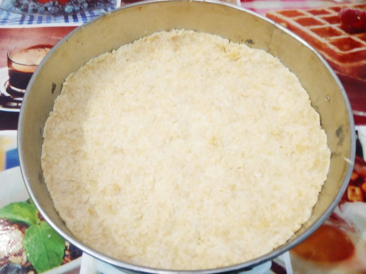 Яблочный пирог с кремом-суфле, нежный и вкусный: Форму застилаем пергаментом и выкладываем половину теста, формируя бортики.