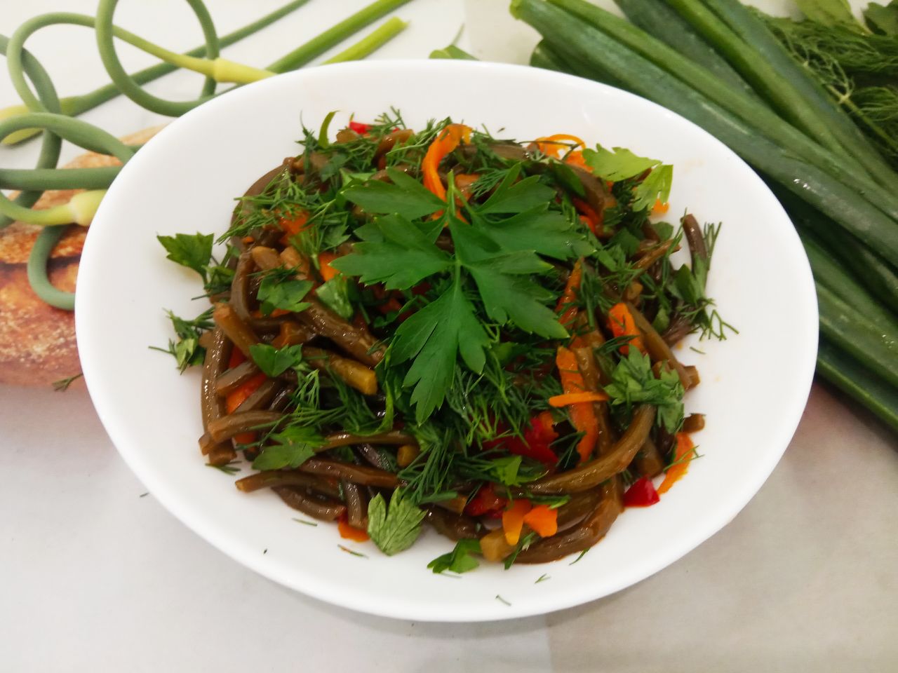 Чесночные стрелки тушеные с овощами, просто и вкусно