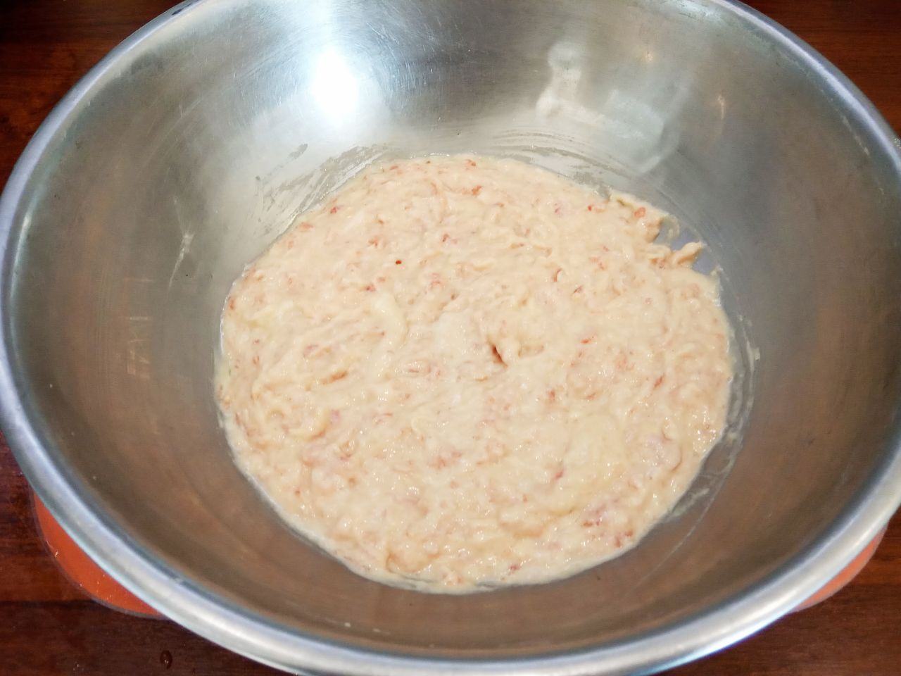Ленивые беляши, просто и вкусно: В миску кладем фарш, лук с чесноком, добавляем яйца, муку и кефир с содой. Солим и перчим массу по вкусу,