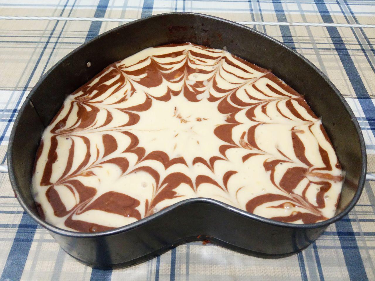 Пирог «Зебра» на молоке и растительном масле к чаю, просто и вкусно: Когда тесто все выложим в форму, сверху шпажкой рисуем узор от края до середины пирога или наоборот.