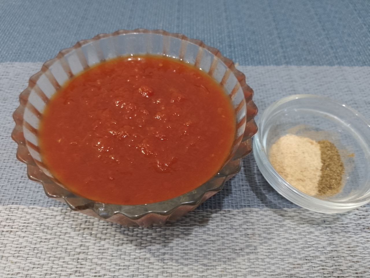 Щука тушеная с овощами, в томате: Томатная паста у меня домашняя, разводим горячей водой около половины стакана и добавляем к овощам вместе со