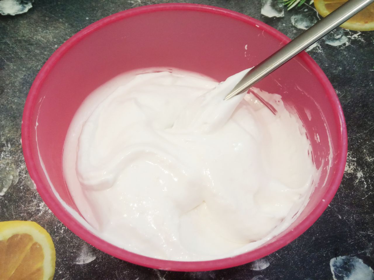Печенье из белков, кокосовой стружки и кукурузных палочек: Добавляем кокосовую стружку и осторожно перемешиваем.