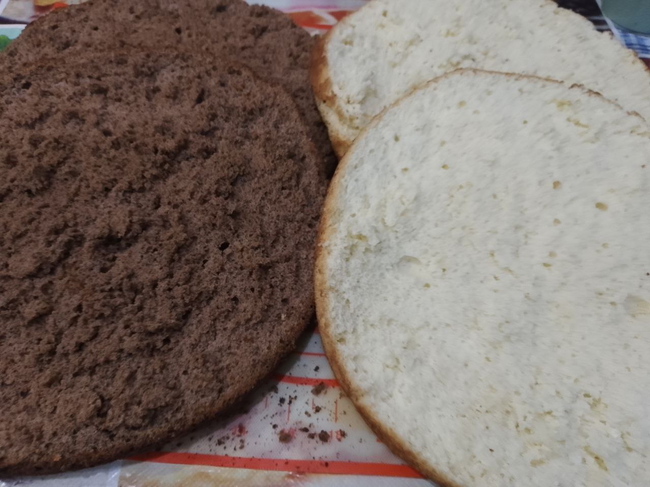 Бисквитный торт с клубникой и взбитыми сливками, нежный и вкусный: Бисквиты разрезаем на две равные части.