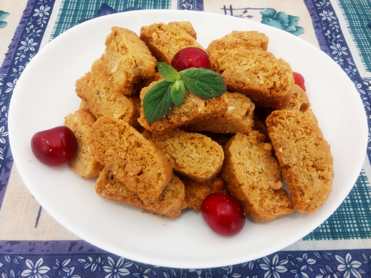 Печенье с орехами подсушенное в духовке, рассыпчатое и хрустящее: Достаем печенье с духовки и выкладываем на блюдо, подаем к чаю.