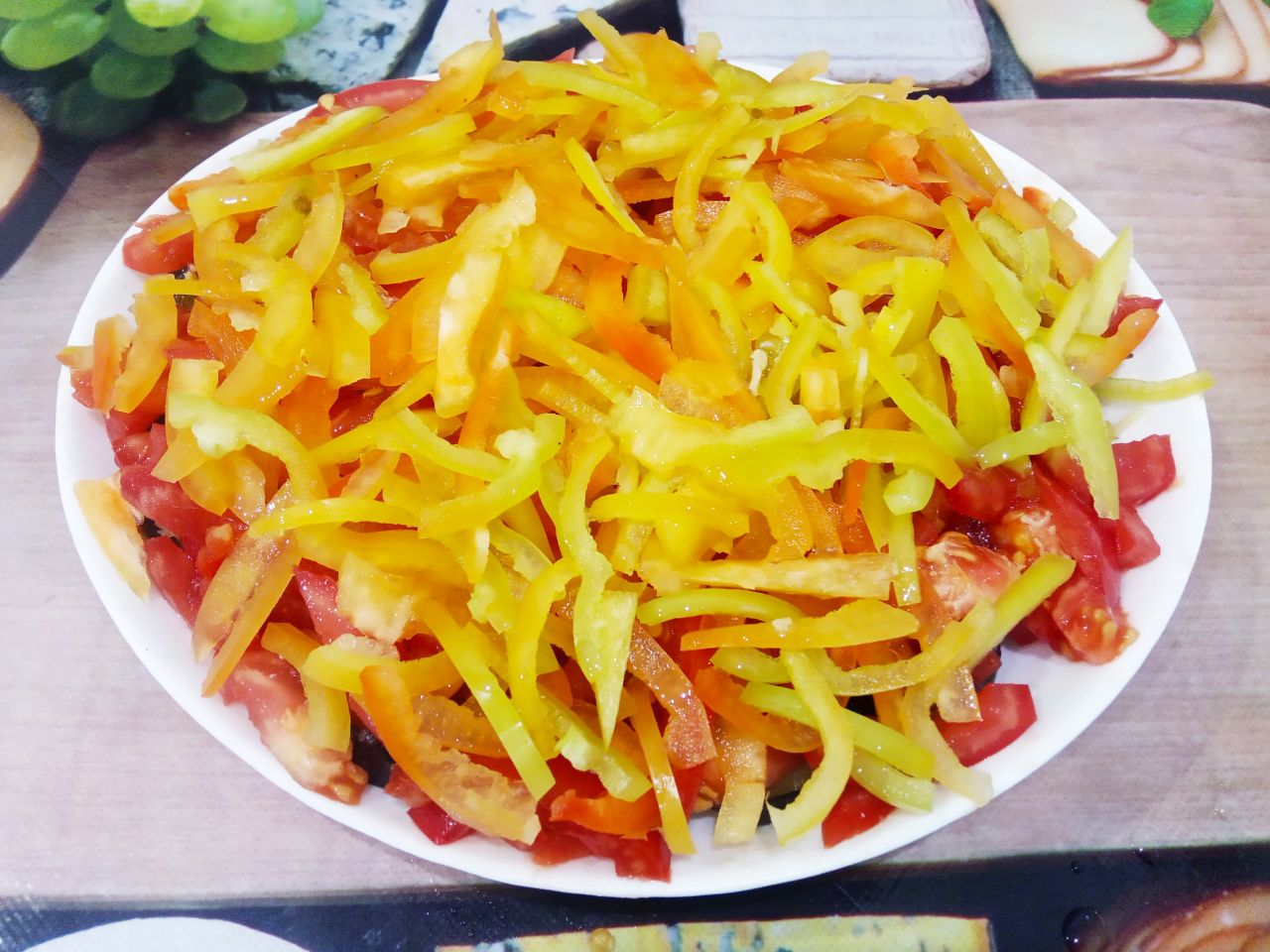 Салат из баклажанов, с помидорами и сыром: Следующим рядом выкладываем порезанный перец.