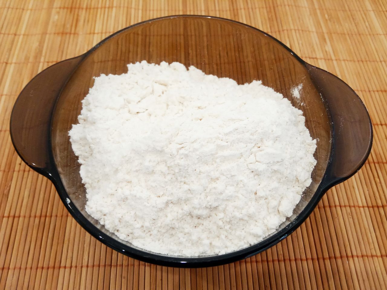 Картофельные блины со сметаной, вкусные и аппетитные: Всыпаем просеянную муку и размешиваем венчиком до исчезновения мучных комочков.