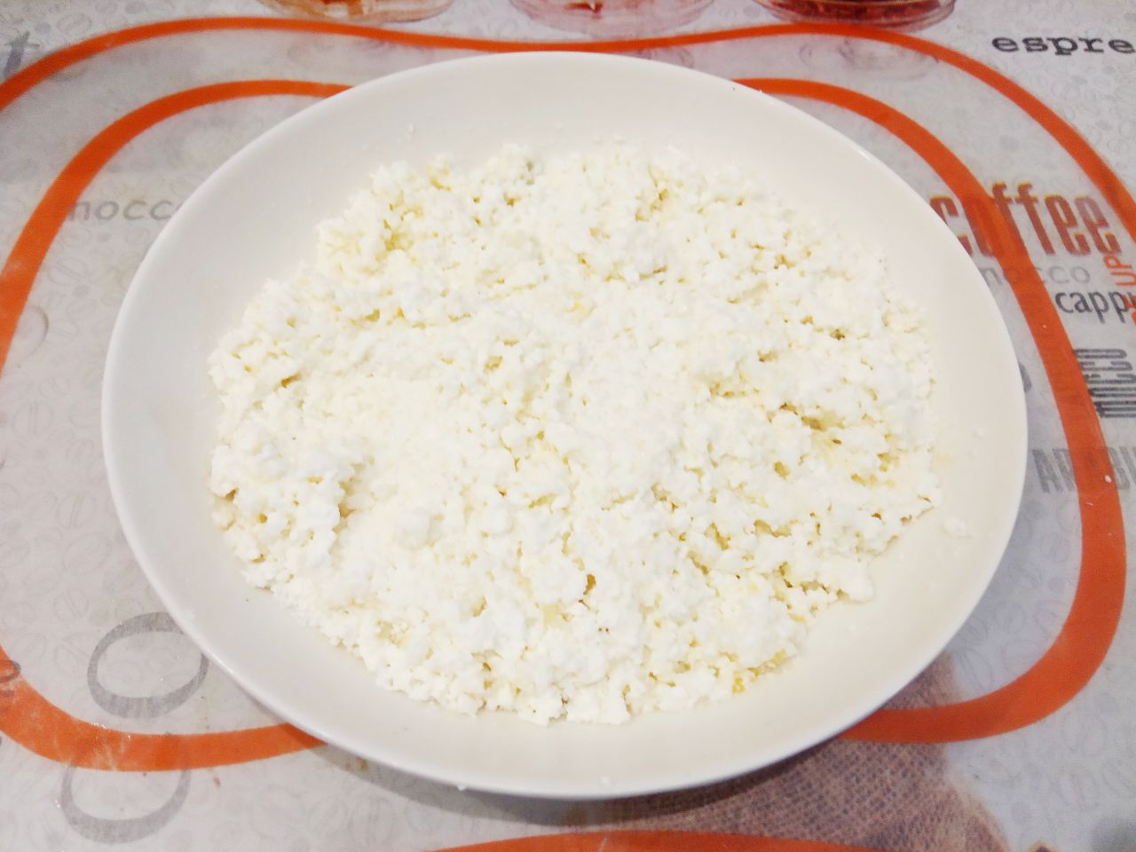 Блины с творожной начинкой, вкусные и аппетитные: Приготовим творожную начинку. Творог растираем, добавляем сахар по вкусу и яйцо, размешиваем до однородного