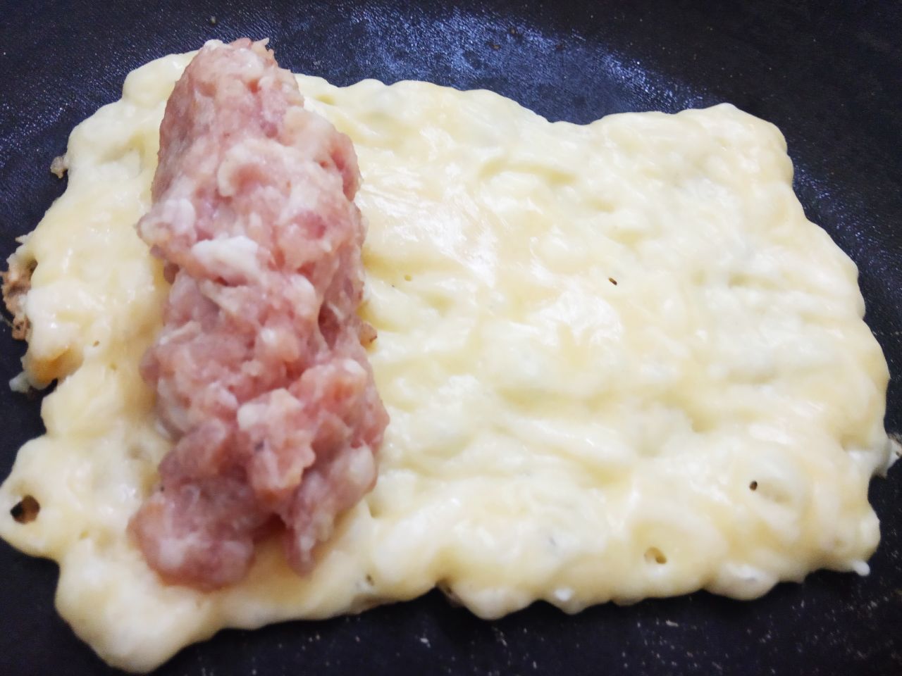 Аппетитные сырные блинчики с мясной начинкой: Жарим блинчики чуть меньше чем на среднем огне с одной стороны. На сковороде на одну сторону блинчика кладем