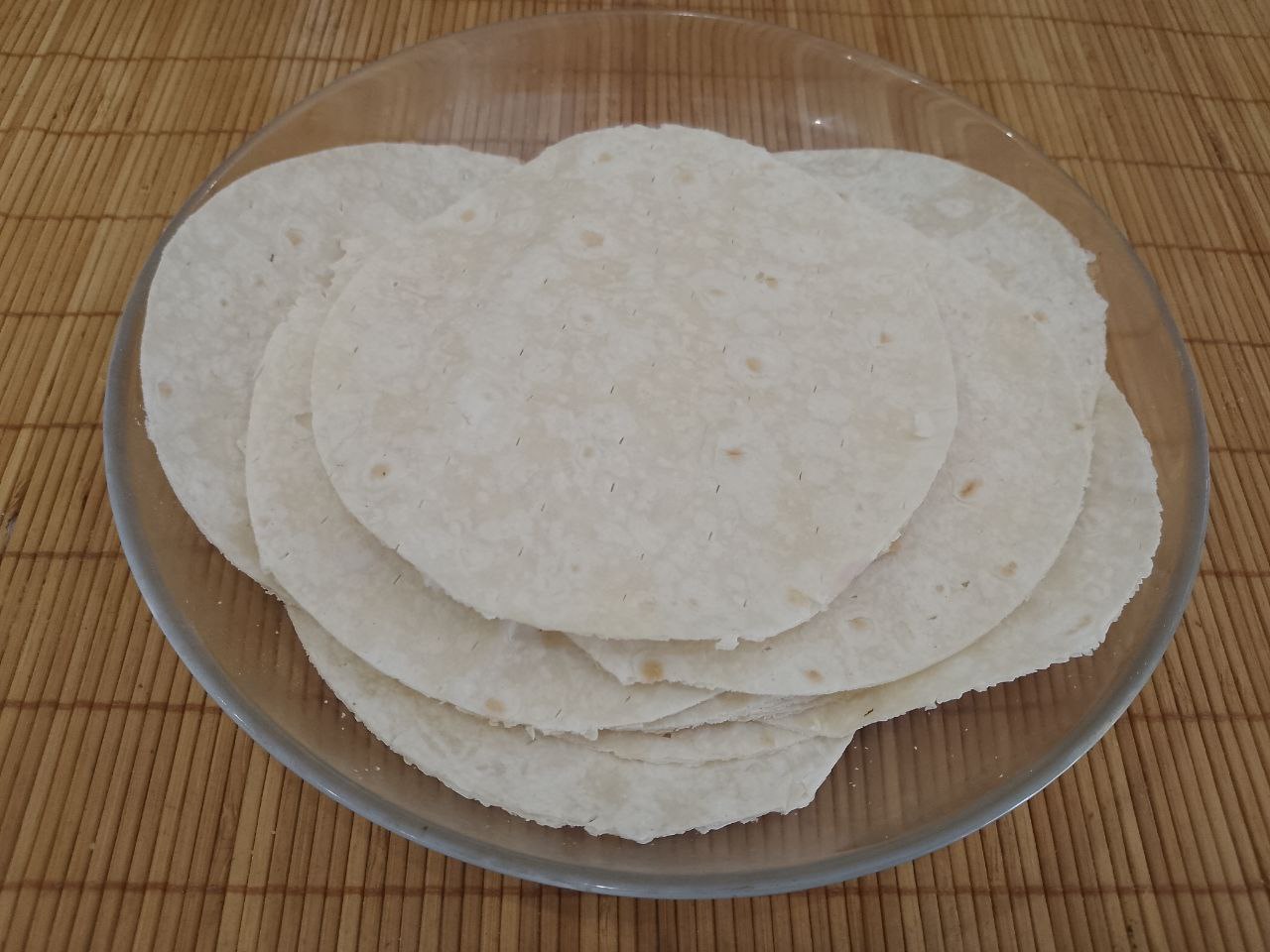 Лаваш запеченный в духовке, с начинкой из мяса, сыра и овощей, просто и вкусно: Лаваш формой разрезаем на кружочки, у меня такой формы нет, я обрезала по форме небольшой тарелки. Размер