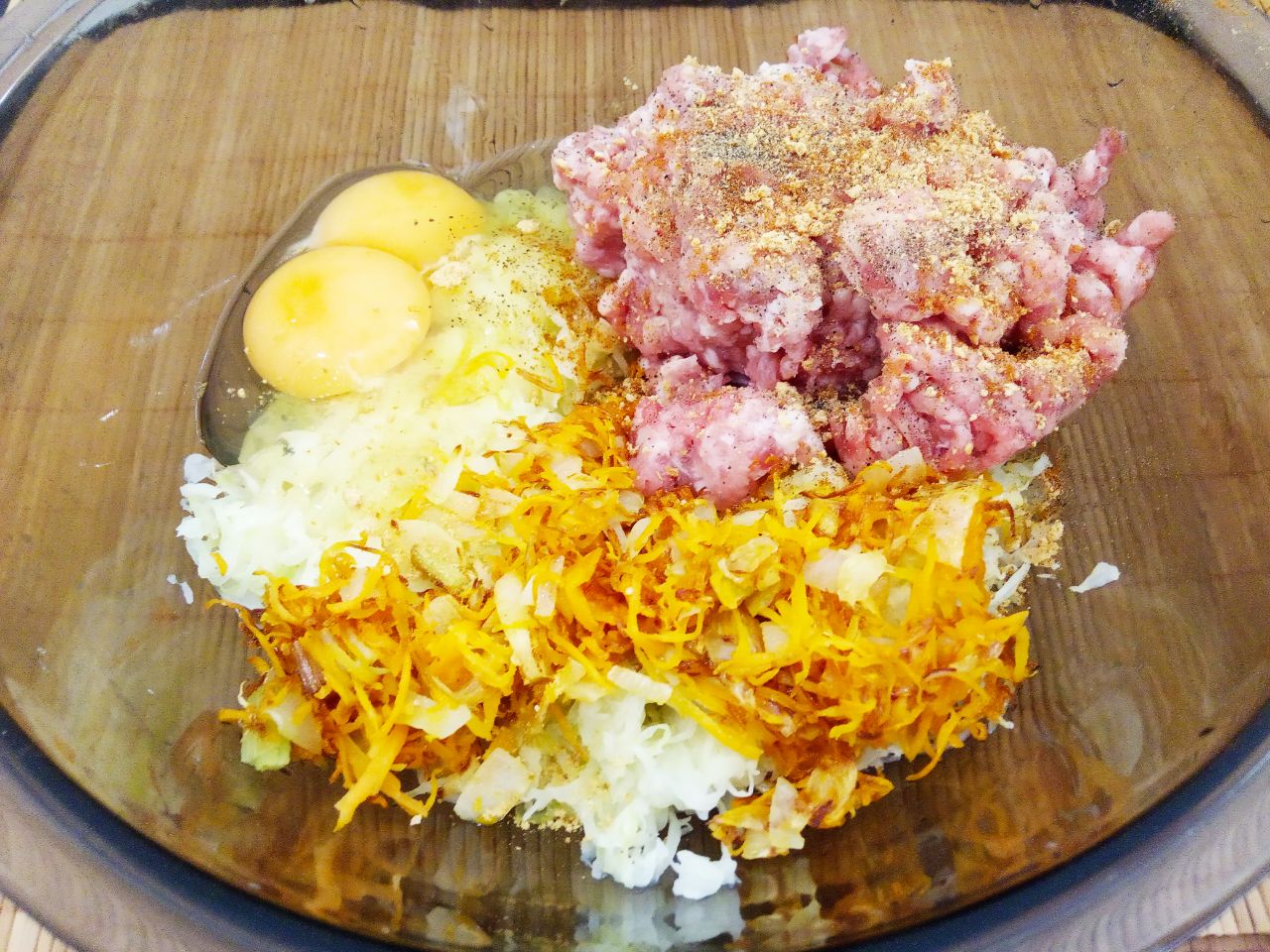 Котлеты из свежей капусты и фарша, сочные и вкусные: Соединяем капусту, лук с морковью, яйца, сухой чеснок, соль и перец по вкусу. Котлетную массу тщательно
