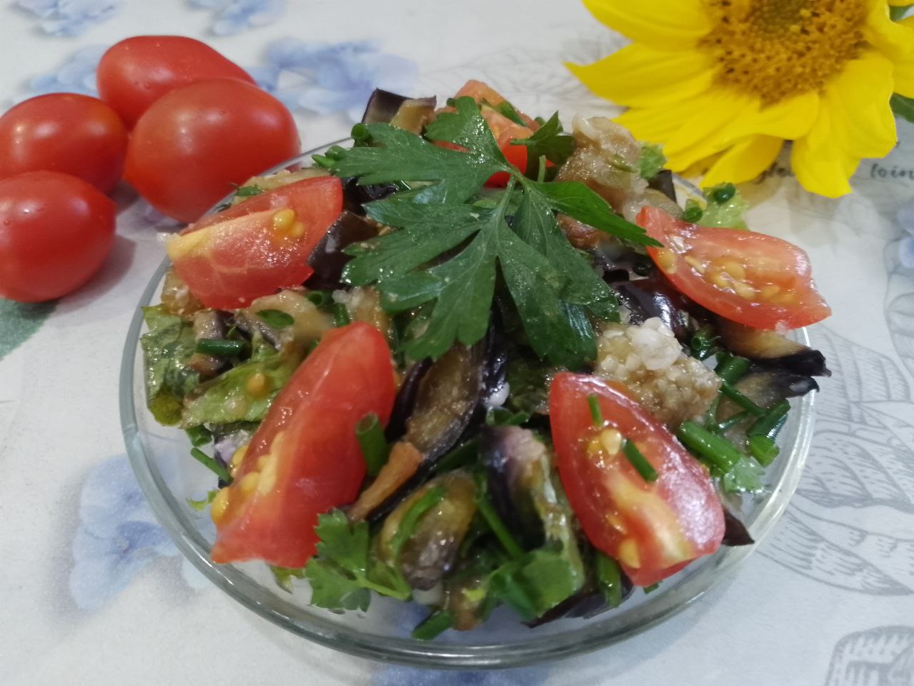 Салат из баклажанов, зелени и сыра, сытный и вкусный: Выкладываем помидоры сверху на салат и подаем к столу. По желанию салат поливаем лимонным соком, но я не