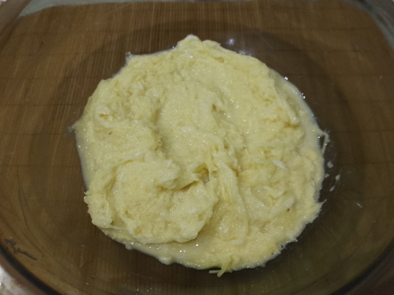 Драники с сыром, яйцом и сметаной: Картошку отжимаем, добавляем лук, чеснок, яйцо и муку, размешиваем.