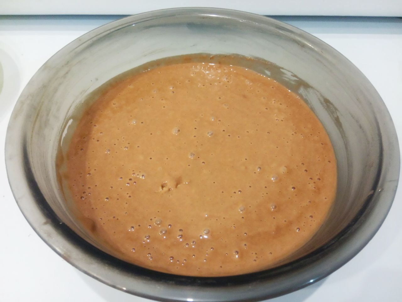 Шоколадный пирог на молоке с яблоками, вкусный и аппетитный: Муку просеиваем через мелкое сито, добавляем в тесто, размешиваем.