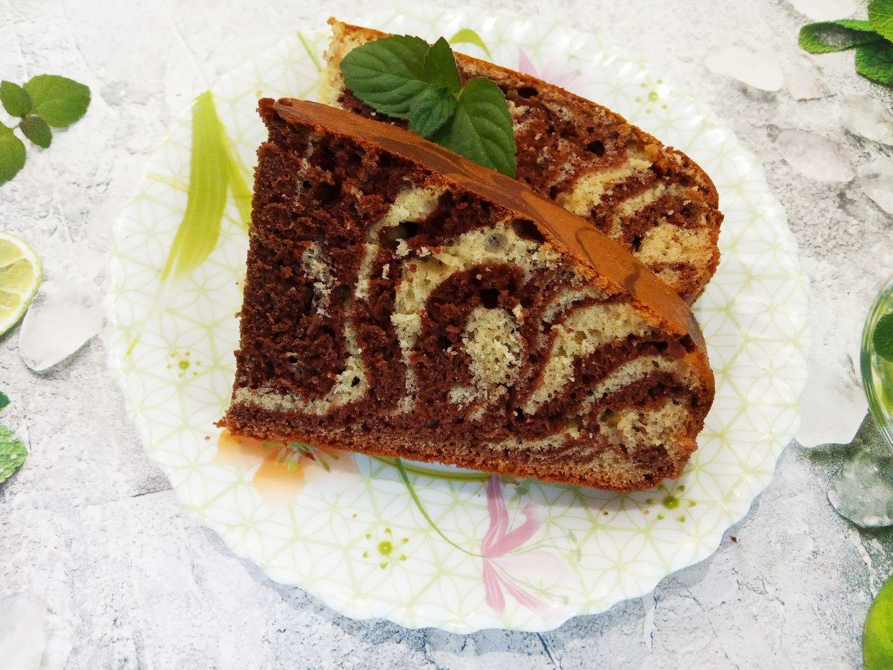 Пирог «Зебра» на молоке и растительном масле к чаю, просто и вкусно: Пирог охлаждаем в форме, достаем пирог с формы, разрезаем на части и подаем к чаю.