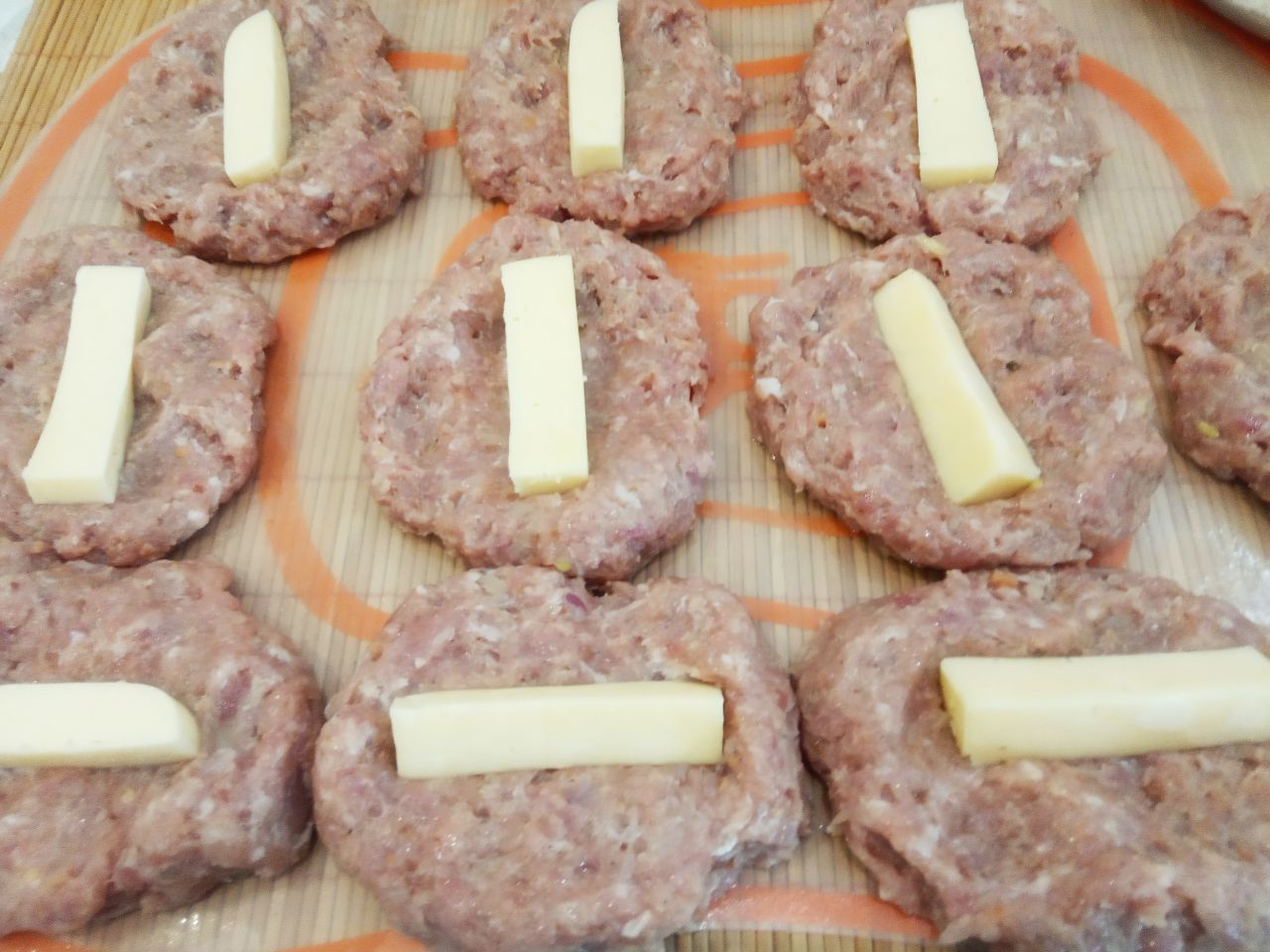 Домашние мясные котлеты, с начинкой из сыра, вкусные и аппетитные: На середину лепешек кладем брусочки сыра и формируем продолговатые котлеты.