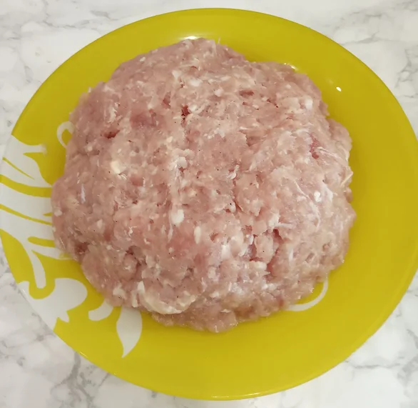 Ленивые отбивные в кляре, просто и вкусно: Мясо перекручиваем на мясорубку или используем фарш.