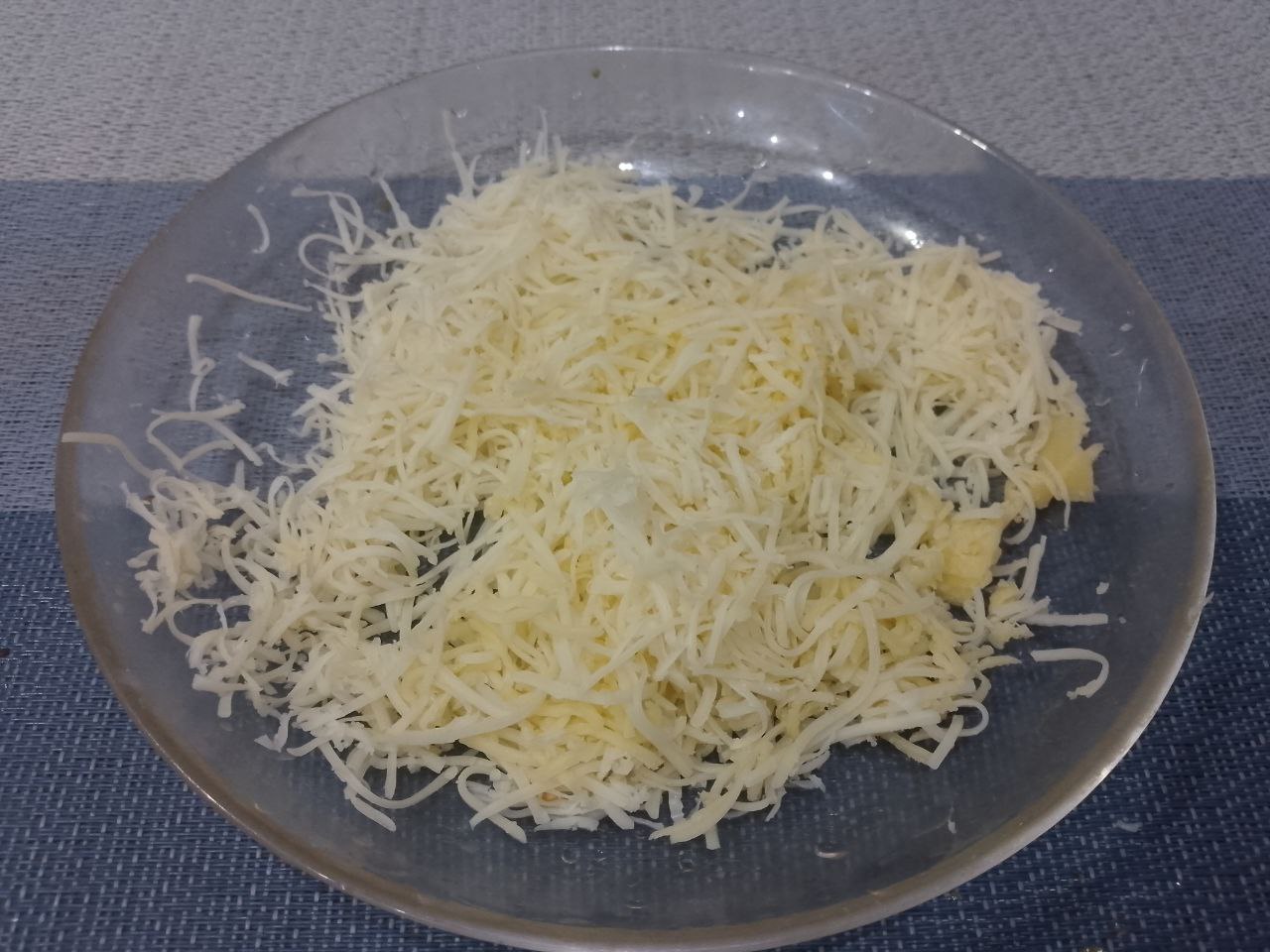 Баклажаны с мясной начинкой и сыром запеченные в духовке: Твердый сыр натираем на терке.