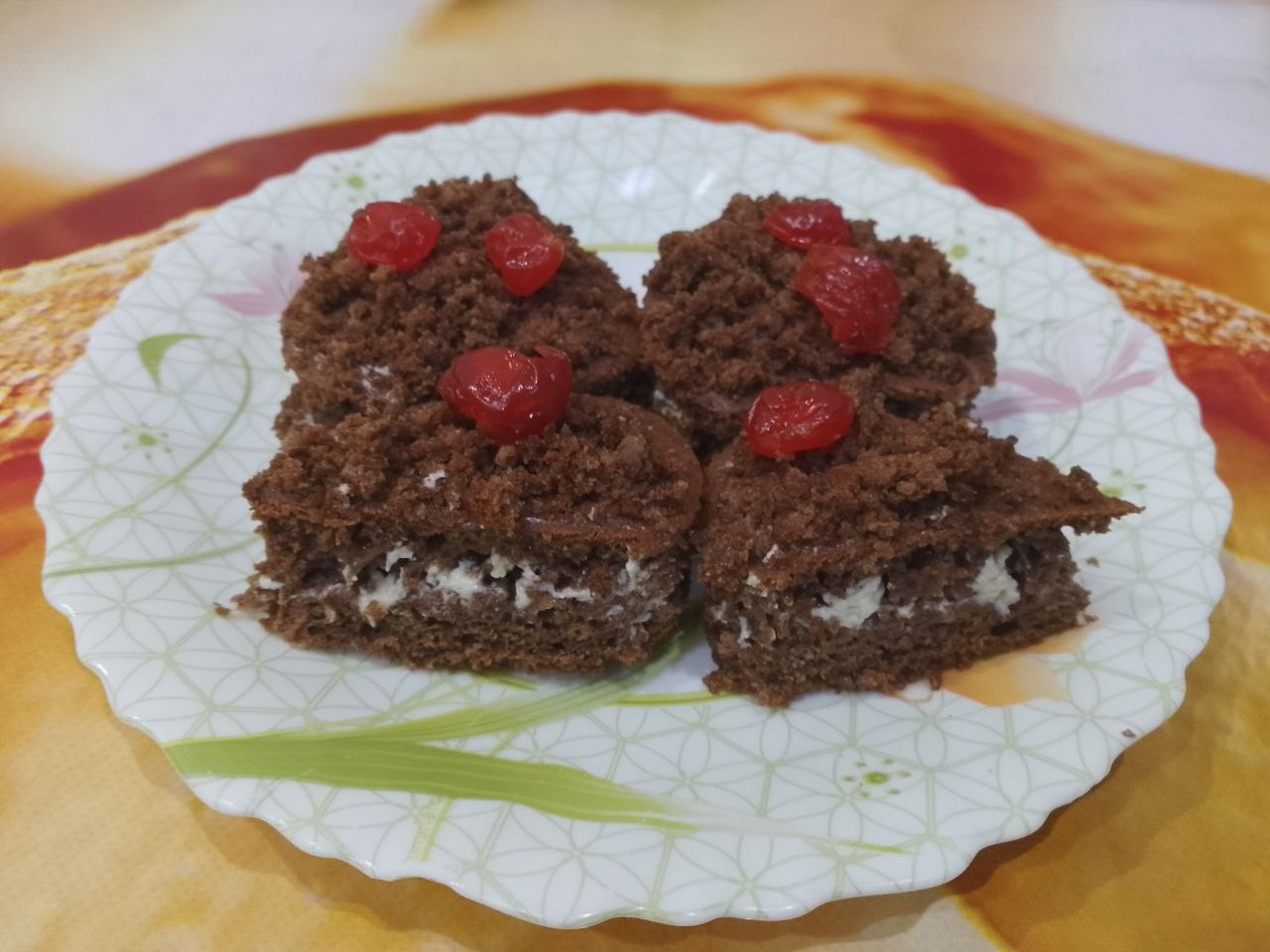 Пирожные шоколадные на сметане, с нежным кремом