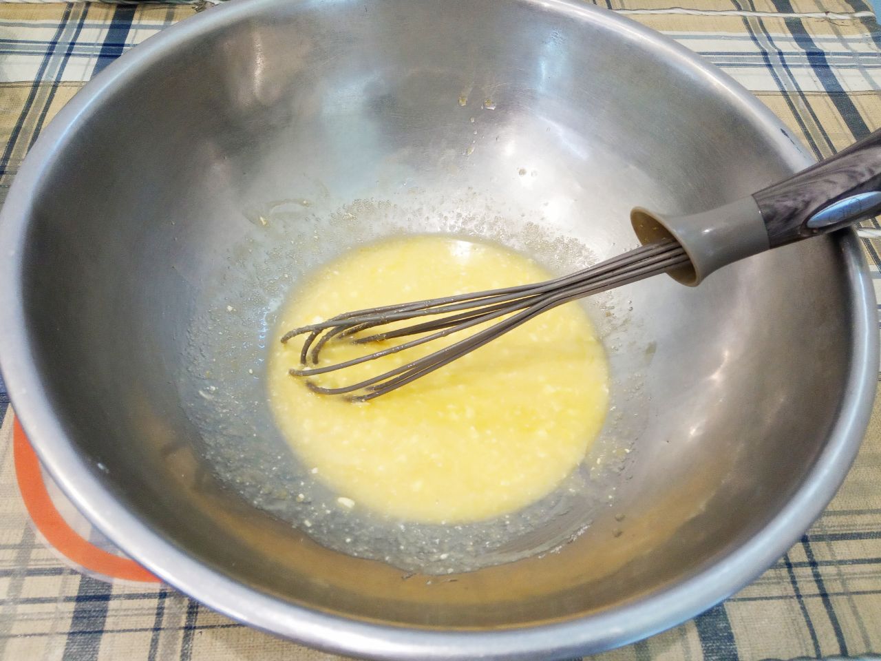 Воздушные и нежные булочки с заварным кремом и изюмом: Добавляем размягченное сливочное масло, размешиваем.