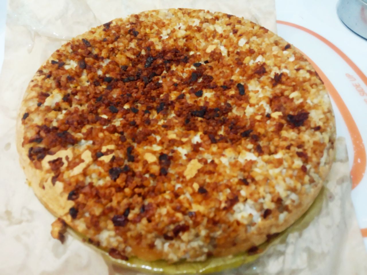 Заливной пирог с фаршем и луком на сковороде, просто и вкусно: Пирог посыпаем тертым сыром и возвращаем обратно в сковороду так, чтобы сыр был сверху.