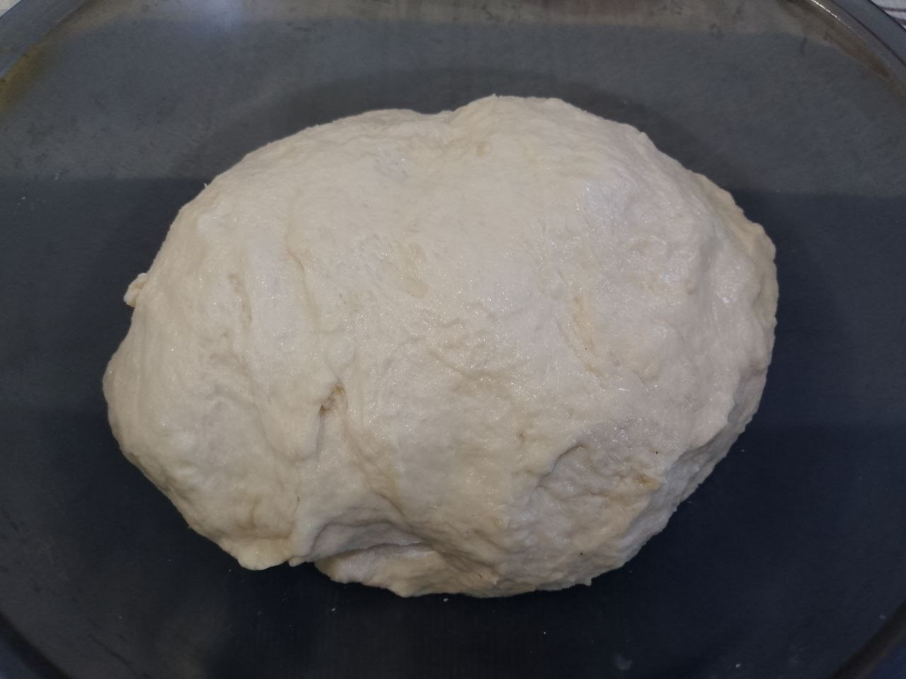 Булочки с начинкой из шоколадной крошки, воздушные и ароматные: Добавляем частями в смесь и замешиваем мягкое и нежное тесто. Тесто накрываем и ставим в теплое место для