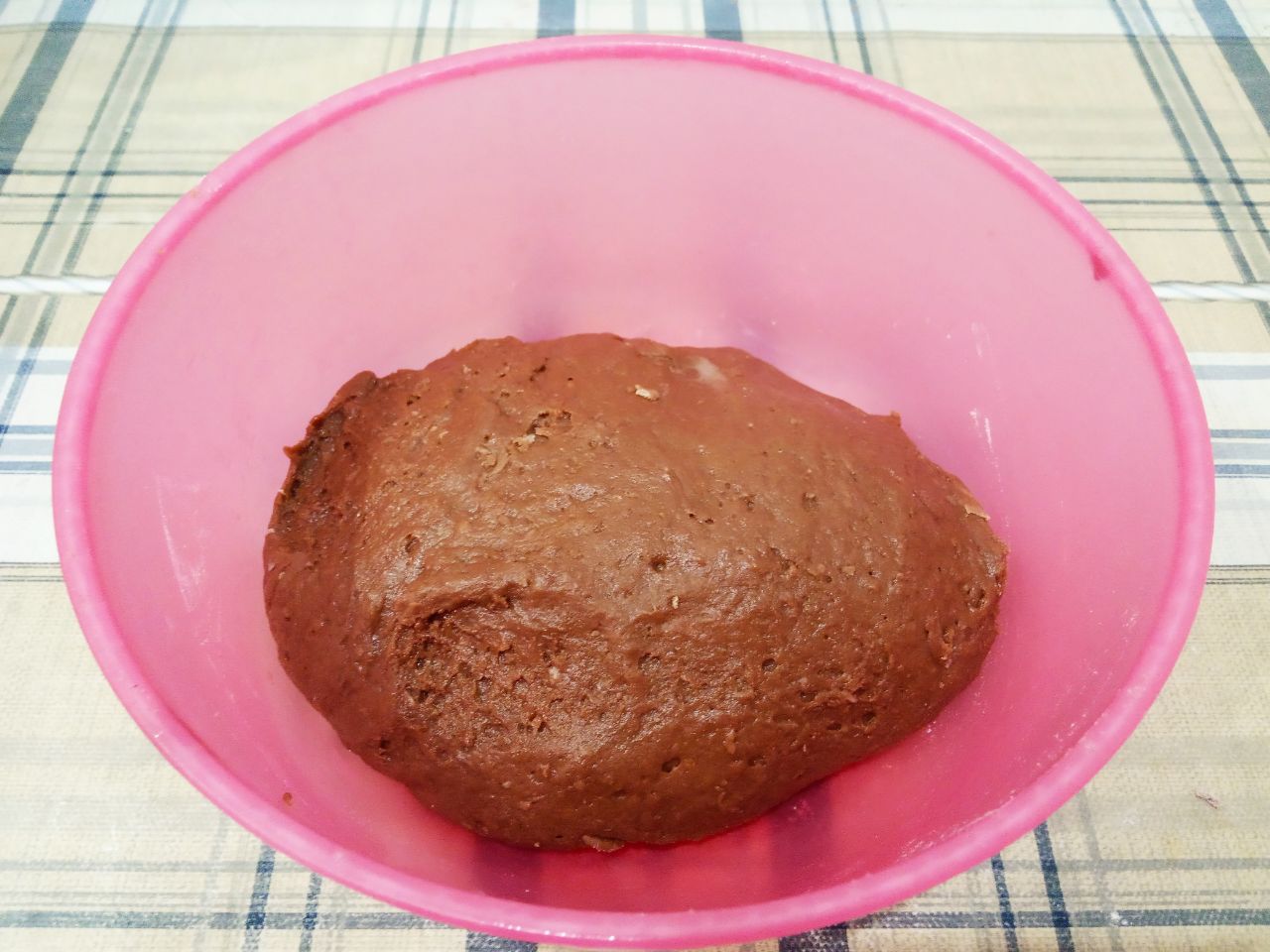 Домашнее шоколадное печенье, рассыпчатое и мягкое с кокосовой стружкой: Муку смешиваем с разрыхлителем для теста, перемешиваем и просеиваем через мелкое сито. Всыпаем муку в смесь,