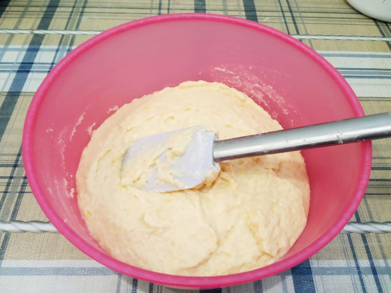 Манный пирог на молоке, просто и вкусно: Муку смешиваем с содой и ванилином, просеиваем и добавляем в тесто, размешиваем лопаткой.