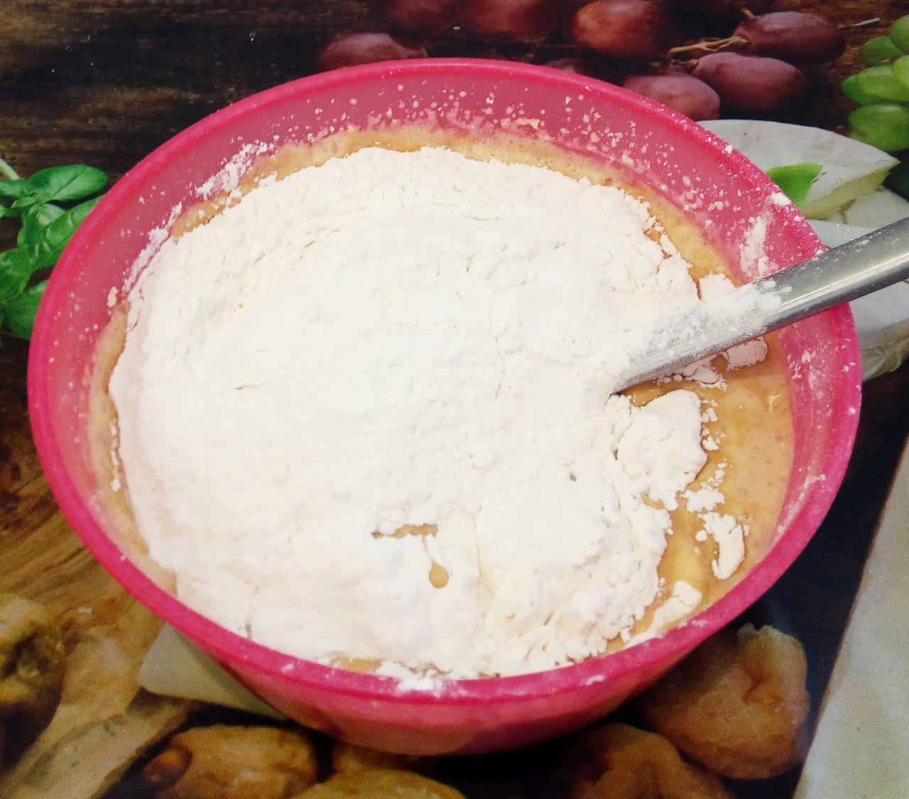 Вкусный и ароматный кофейный торт с заварным сливочным кремом: Затем добавляем муку и размешиваем.