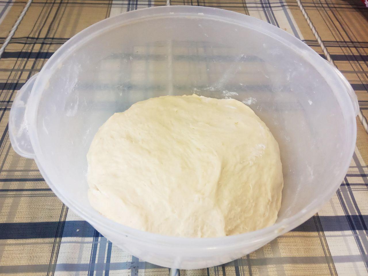 Булочки с сахарной начинкой, просто и вкусно: Накрываем тесто салфеткой и оставляем для подъема. Когда тесто увеличится в объеме, разделяем на небольшого