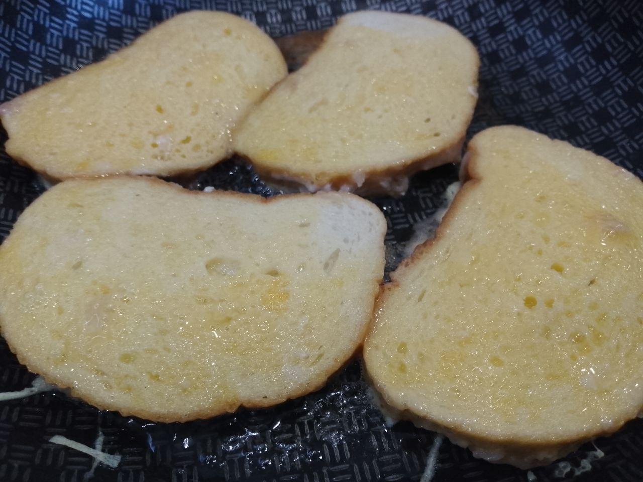 Бутерброды с сыром и фаршем, в кляре, на сковороде: Окунаем ломтики батона с начинкой в кляр и укладываем на сковороду стороной с начинкой.