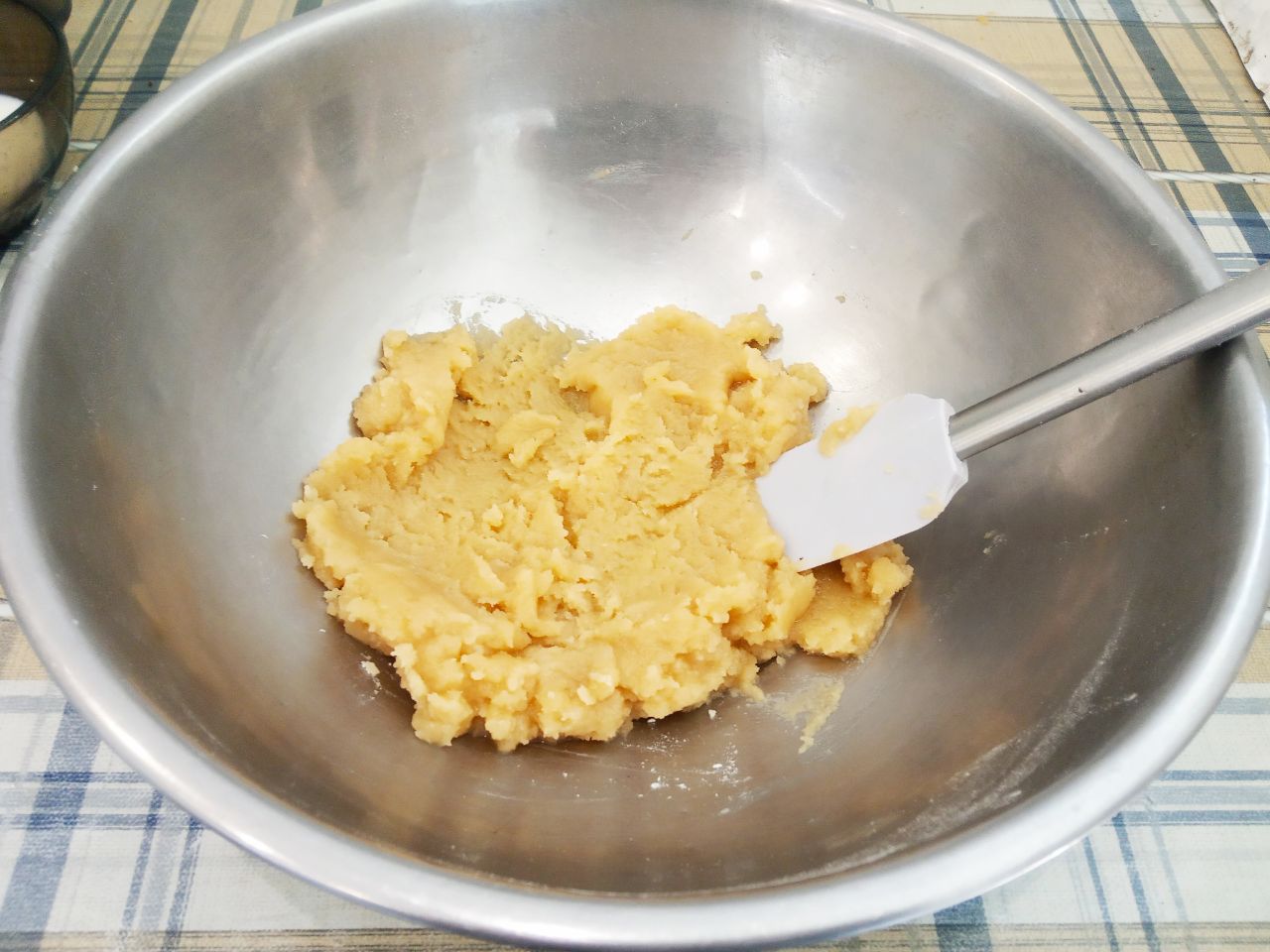 Печенье без яиц, в сахарном сиропе, мягкое и нежное: В молоко добавляем разрыхлитель для теста, перемешиваем и выливаем в тесто, размешиваем до однородного