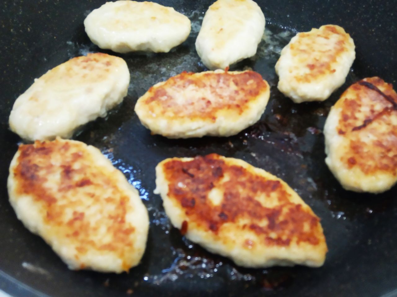 Котлеты из куриного филе, картофеля и сыра, сочные и нежные: Обжариваем котлеты с двух сторон, под закрытой крышкой на слабом огне до золотистой корочки.