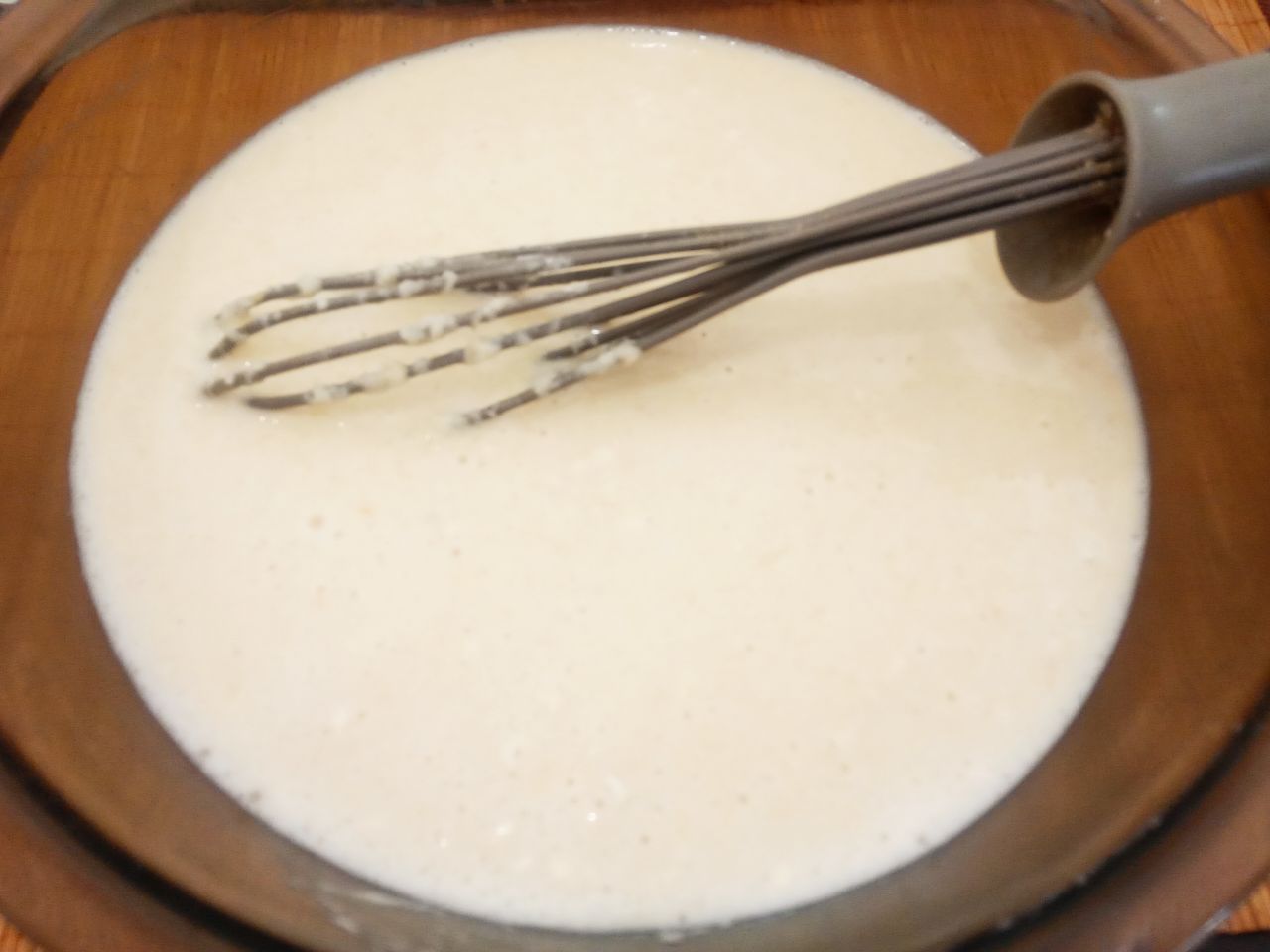 Картофельные блины со сметаной, вкусные и аппетитные: Добавляем тертый картофель, тщательно размешиваем.