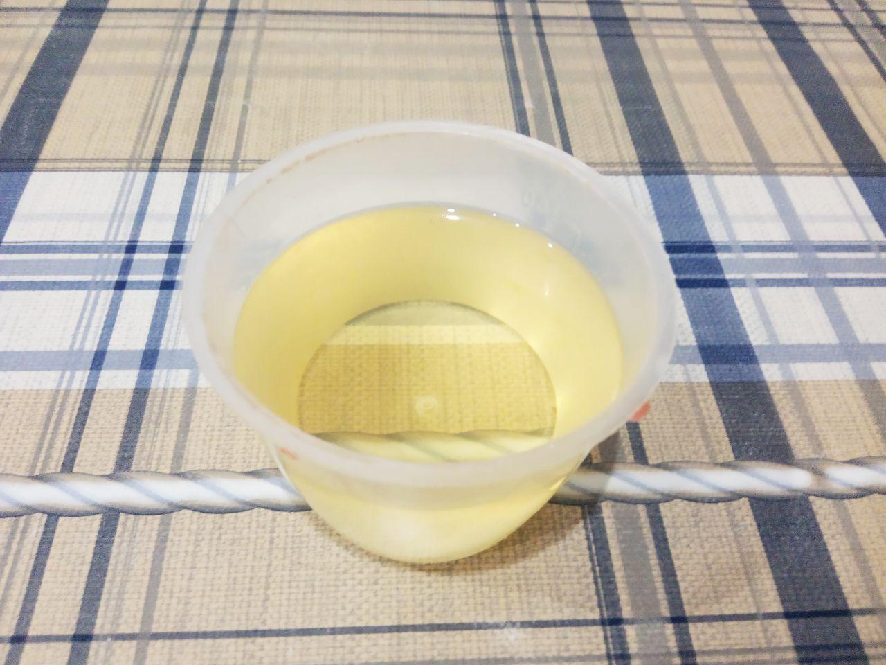 Простой рецепт грейпфрутового печенья, просто и вкусно: Добавляем растительное масло и размешиваем.