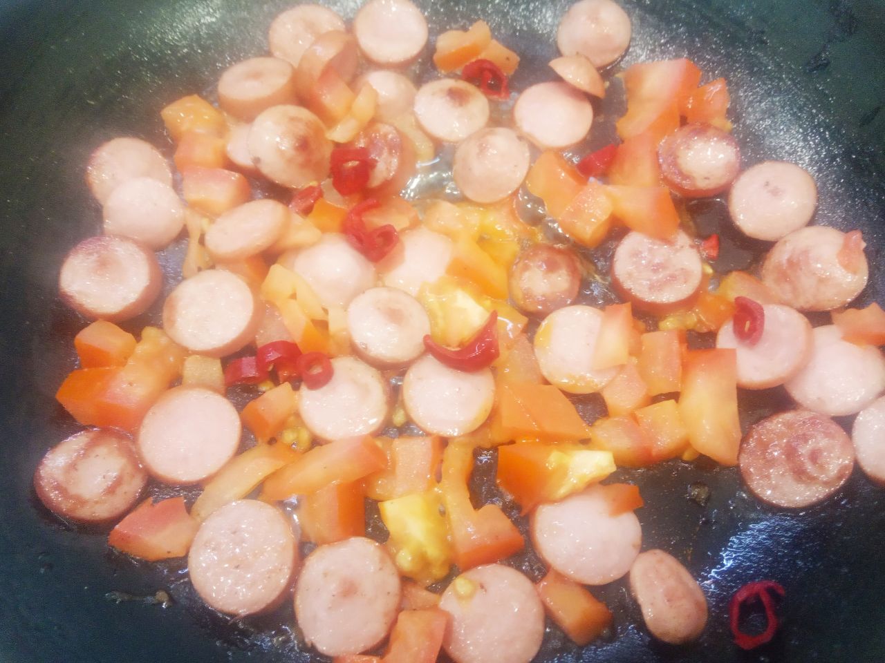 Вкусный и быстрый завтрак: Добавляем к сосискам и тушим несколько минут.