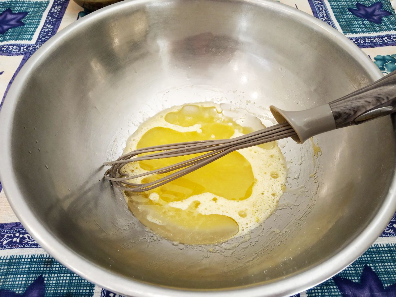 Пирожки с клубникой, из бездрожжевого теста, воздушные и рассыпчатые: Добавляем растительное масло, размешиваем.