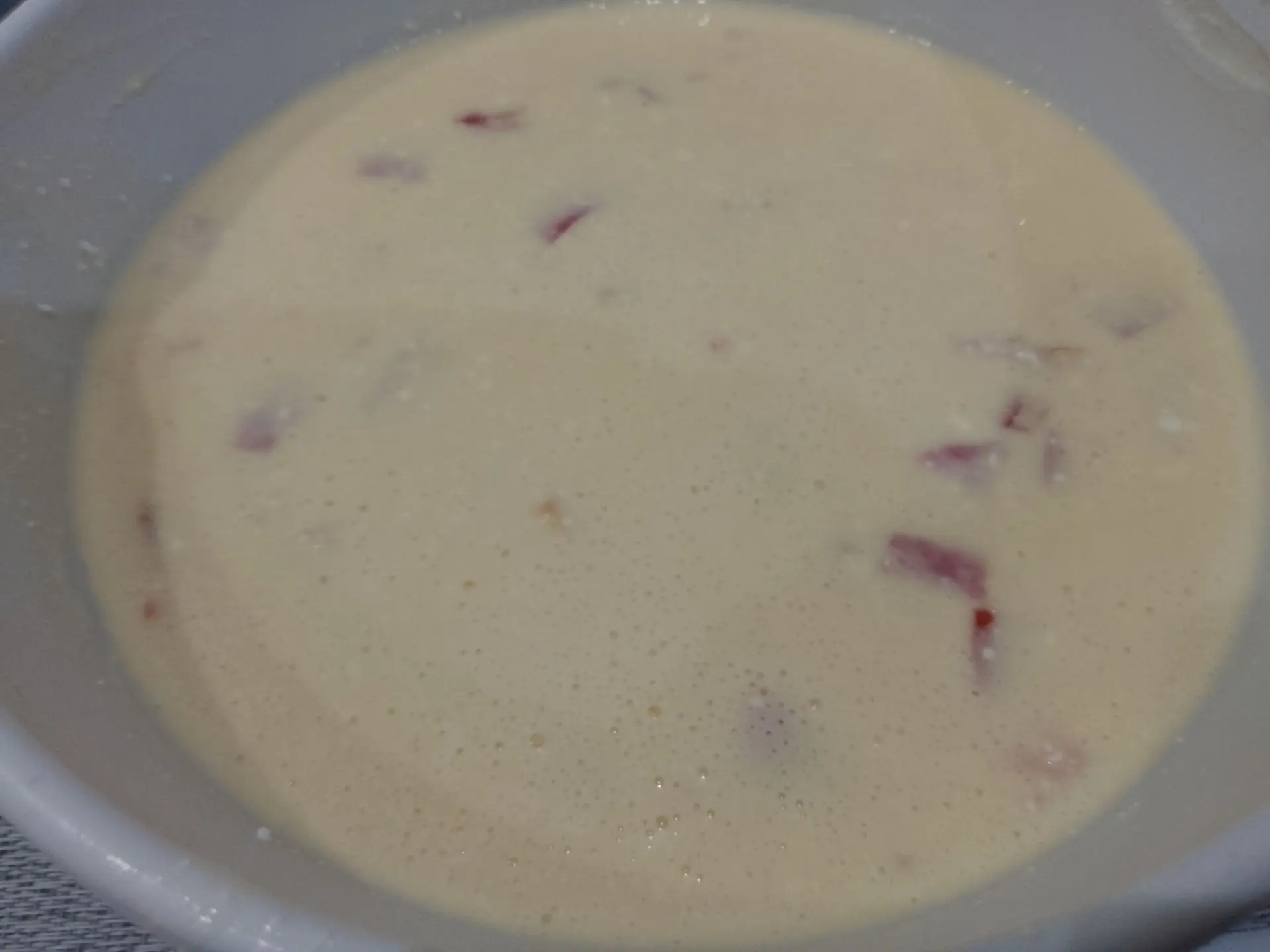 Вкусный завтрак из яиц, творога, помидоров и колбасы или ветчины: Добавляем измельченную ветчину или колбасу и помидоры, размешиваем.