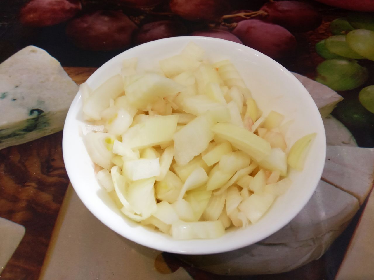 Овощные котлеты с овсяной крупой, вкусные и сытные: Лук очищаем, промываем и мелко нарезаем.