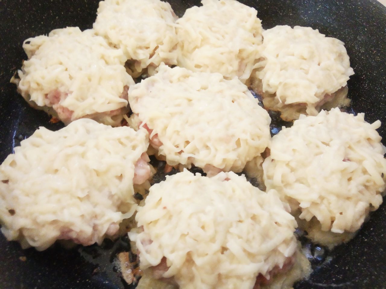 Картофельные колдуны с фаршем и сыром, вкусно и сытно: Сверху выкладываем картофельную основу тонким слоем.