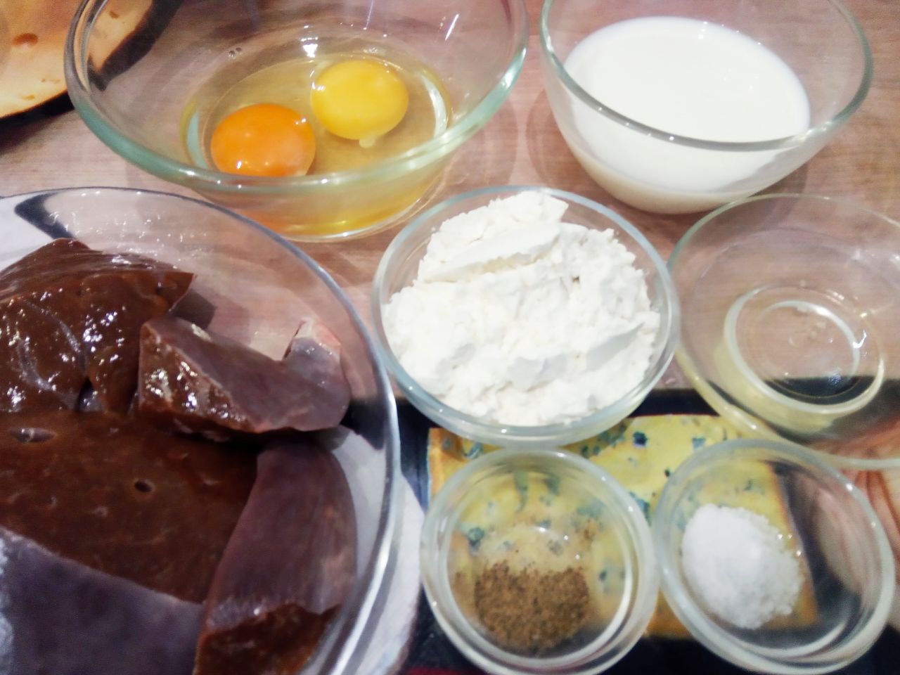 Простой рецепт торта из печени, сыра, лука и моркови