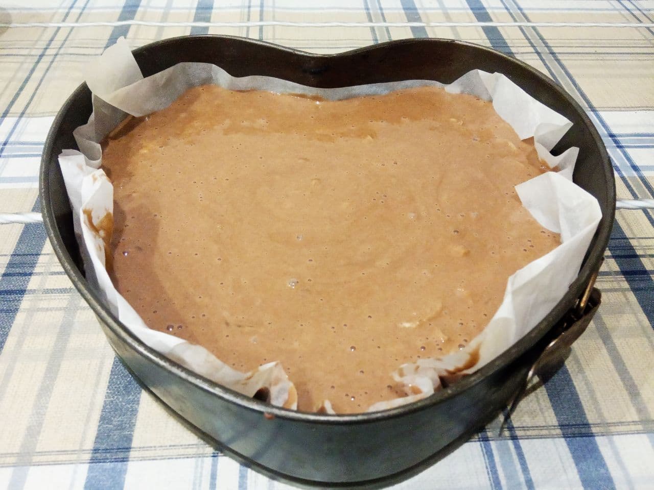 Шоколадный апельсиновый пирог на молоке, воздушный и нежный: Форму закрываем пергаментом и выливаем тесто.