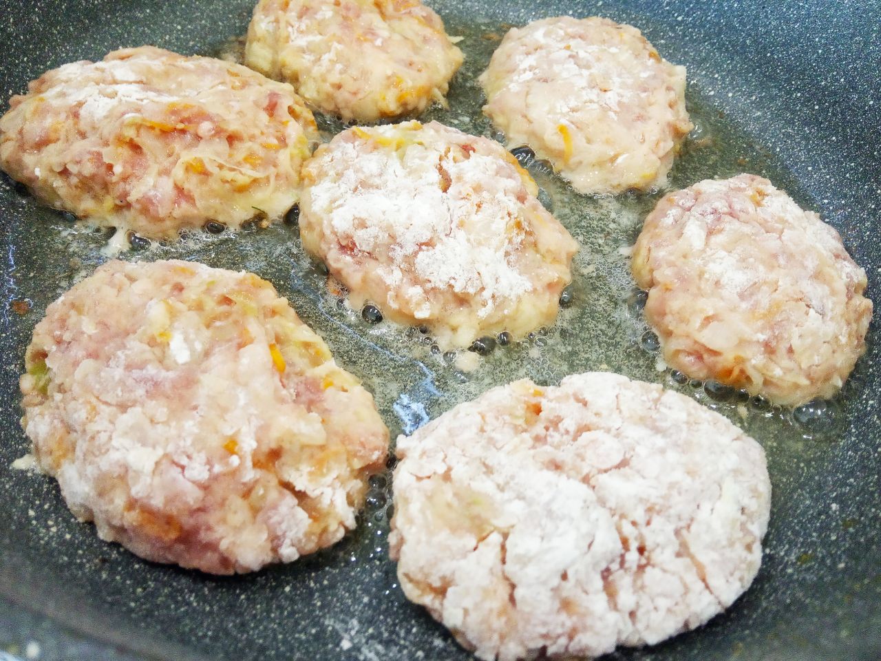 Котлеты из свежей капусты и фарша, сочные и вкусные: Разогреваем сковороду с растительным маслом, укладываем котлеты и жарим на медленном огне с двух сторон до