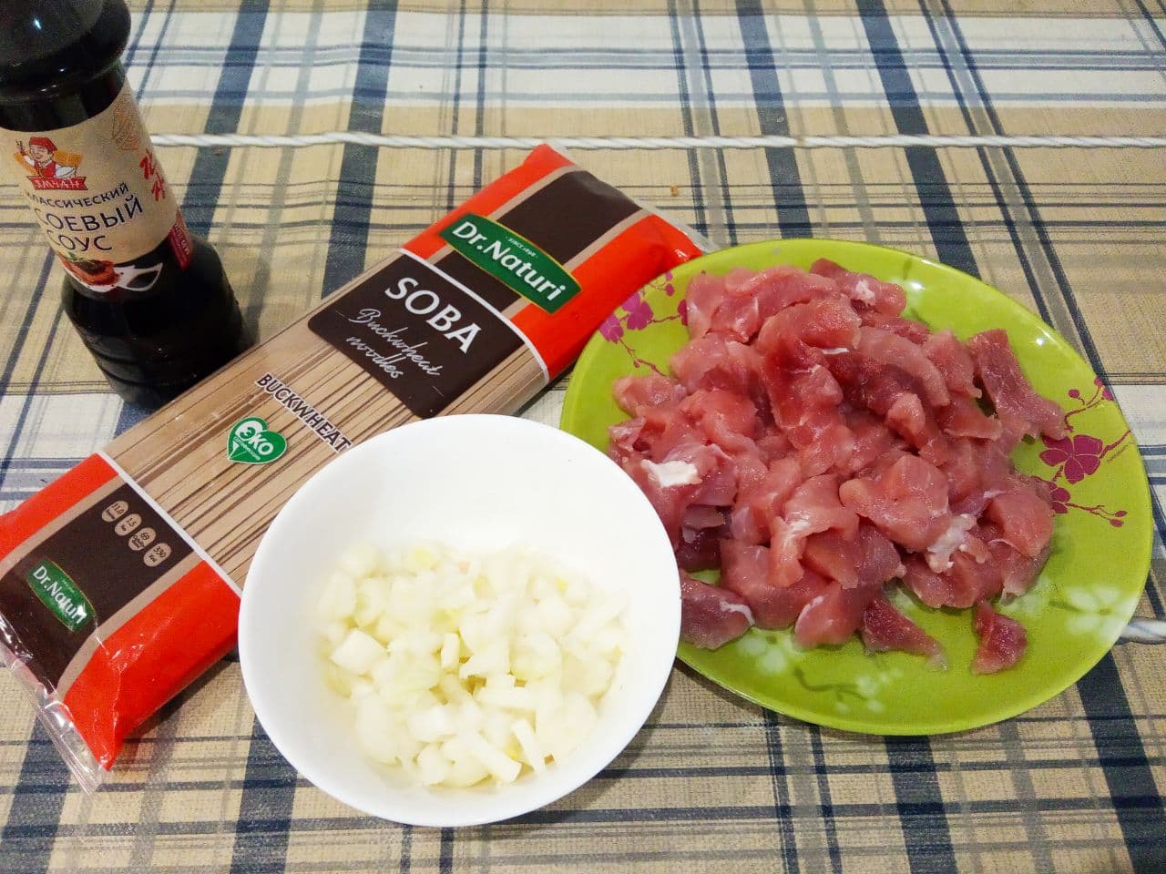 Спагетти из гречневой муки с мясом и овощами